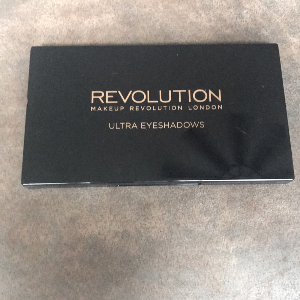 Makeup Revolution ultra eyeshadow -flawless matte
